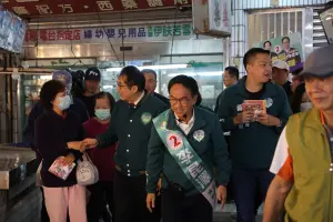 ▲立法委員候選人李昆澤今天邀請臺南市長黃偉哲以及市議員湯詠瑜議員、黃文益前往苓雅區正義、大仁市場進行掃街拜票!(圖/立委李昆澤敬辦提供) ▲立法委員候選人李昆澤今天邀請臺南市長黃偉哲以及市議員湯詠瑜議員、黃文益前往苓雅區正義、大仁市場進行掃街拜票!(圖/立委李昆澤敬辦提供)