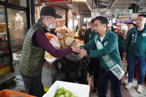 ▲李昆澤也懇請鄉親朋友讓他能夠繼續為高雄與台灣打拚，繼續為推動地方建設努力。（圖／立委李昆澤敬辦提供）