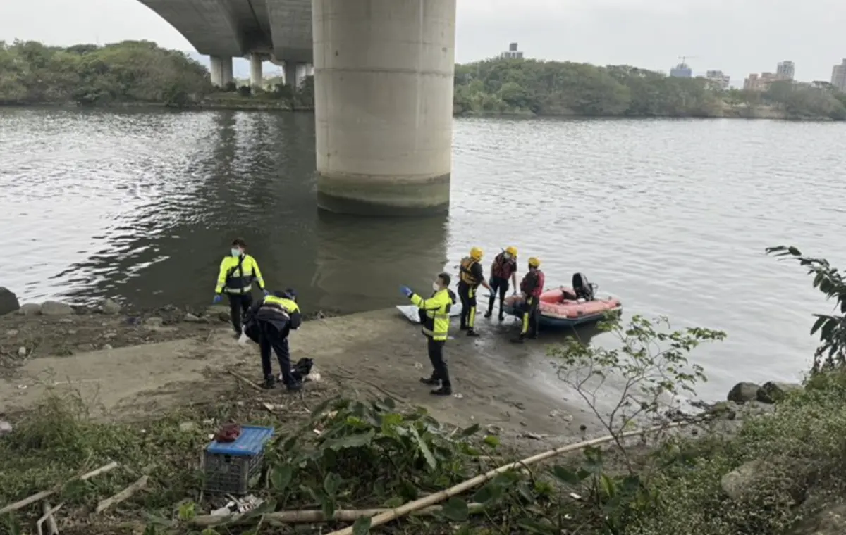 ▲今（7）日上午10時許，新北市板橋區區大漢橋下，距離橫移門岸邊約20公尺處，有民眾赫然發現一具浮屍，嚇得撥打報警電話。（圖／翻攝畫面）