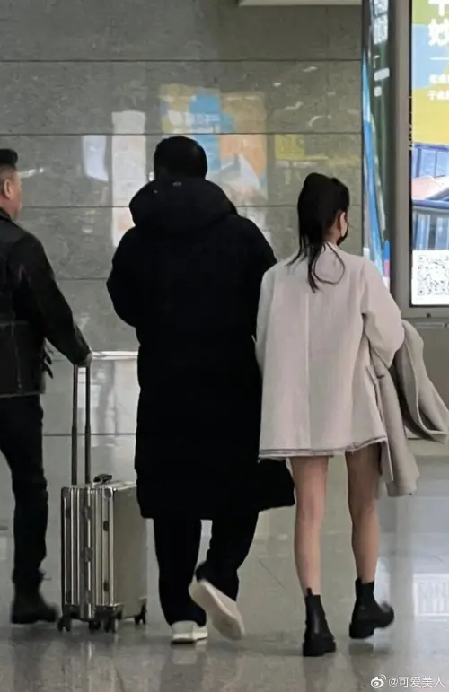 ▲汪小菲（左）和新歡一起現身成都機場，網紅「Mandy」曼蒂露出修長雙腿，似乎不怕寒冷。（圖／翻攝自微博）