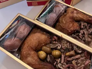 ▲新生兒誕生後,新手爸媽都會送出滿月油飯、彌月禮盒等物。(示意圖/取自亞洲統神-張嘉航臉書) ▲新生兒誕生後,新手爸媽都會送出滿月油飯、彌月禮盒等物。(示意圖/取自亞洲統神-張嘉航臉書)