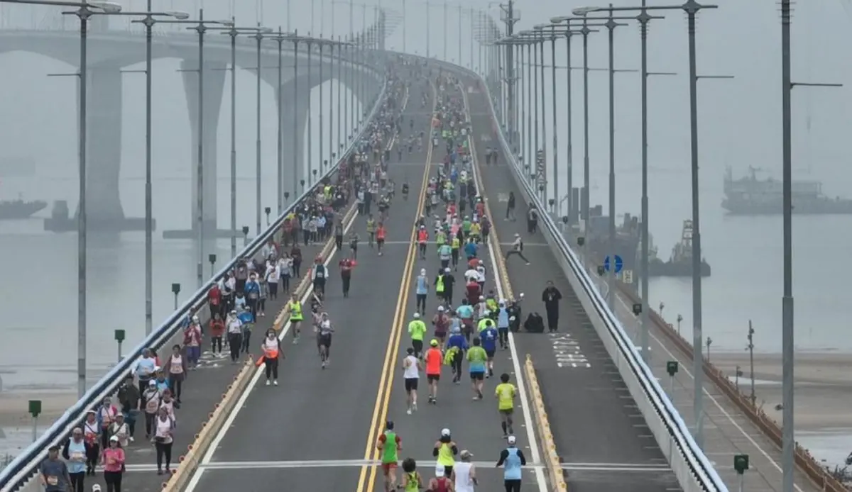 ▲2024金門馬拉松競賽組全馬、半馬登場，跑上金門大橋已成為賽事一大特色。（圖／金門縣政府提供）