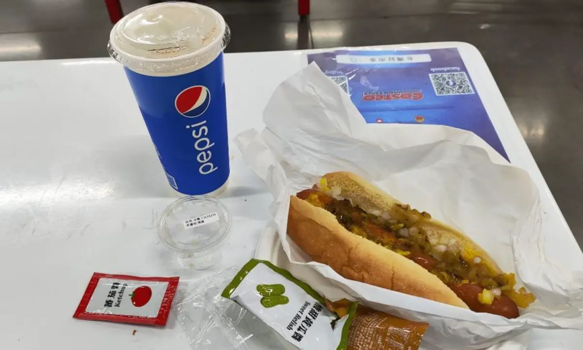 ▲有常客發現，物價頻漲的現在，好市多熟食區的「熱狗套餐」竟已經20年沒漲價，不少人大讚「佛心」。（圖／取自《Costco好市多 商品經驗老實說》臉書）