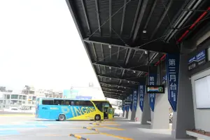 ▲東港轉運站共有11席月台，是大東港建設的一環，整合市區客運、公路客運、台灣好行和小黃公車等多達21條路線，提供東港旅客和鄉親更加方便的大眾運輸服務。（圖／屏東縣府提供）