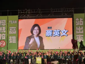 綠營高雄造勢破10萬人　蔡英文喊：當台灣總統很光榮、要開百萬票
