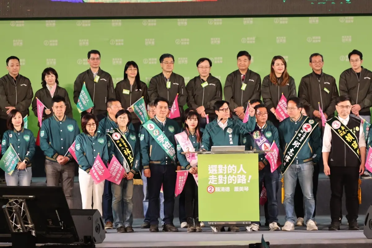 ▲民進黨總統副總統侯選人賴清德、蕭美琴今晚在高雄鳳山舉辦「黃金周團結勝選之夜」高雄市長陳其邁拜託大家，1月13日一定要出來投票，讓賴清德、蕭美琴支持高雄繼續前進。(圖／賴清德競選總部提供)