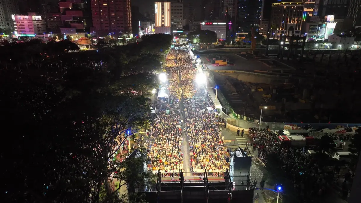 ▲柯文哲今天於高雄鼓山區進行造勢，主辦單位表示現場湧6萬人。（圖／民眾黨提供）