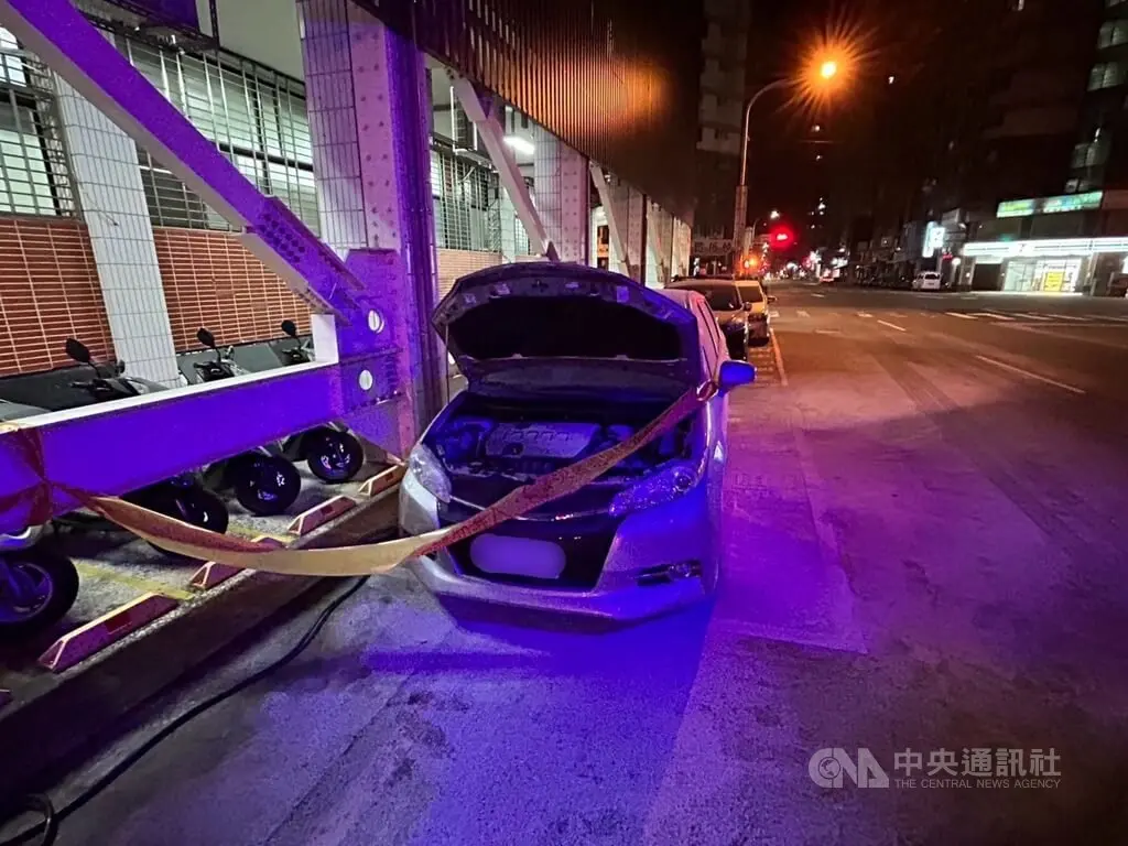 ▲張姓少年因詐欺案到台中第三警分局製作筆錄，疑因不滿警方詢問，涉嫌教唆2名友人今天凌晨到警局外朝偵防車縱火。警方及時滅火，另帶回張姓少年、孫姓少年、朱姓男子調查。（圖／中央社）