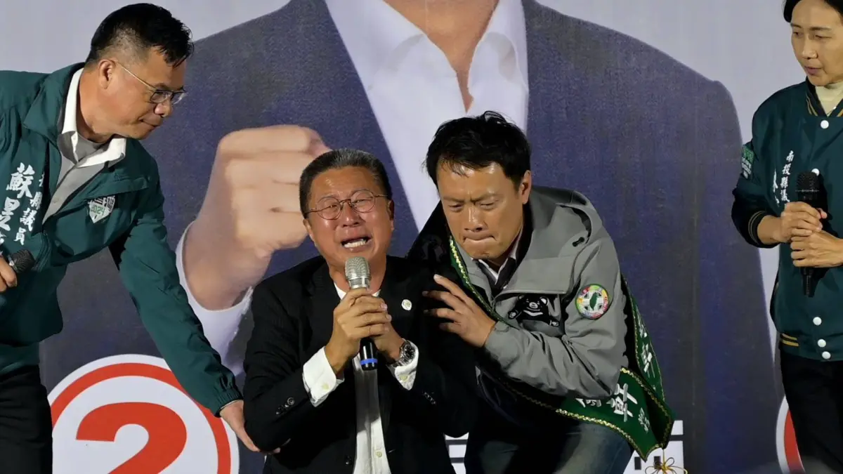 ▲郭璽砲轟馬文君是賣國賊，並激動下跪拜託南投人「別讓那種人再當下去了」。（圖／蔡銘軒競總提供，2024.01.07）