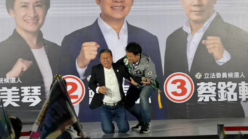 ▲郭璽突然激動下跪，嚇得蔡銘軒急忙跑上台要攙他起來。（圖／蔡銘軒競總提供，2024.01.07）