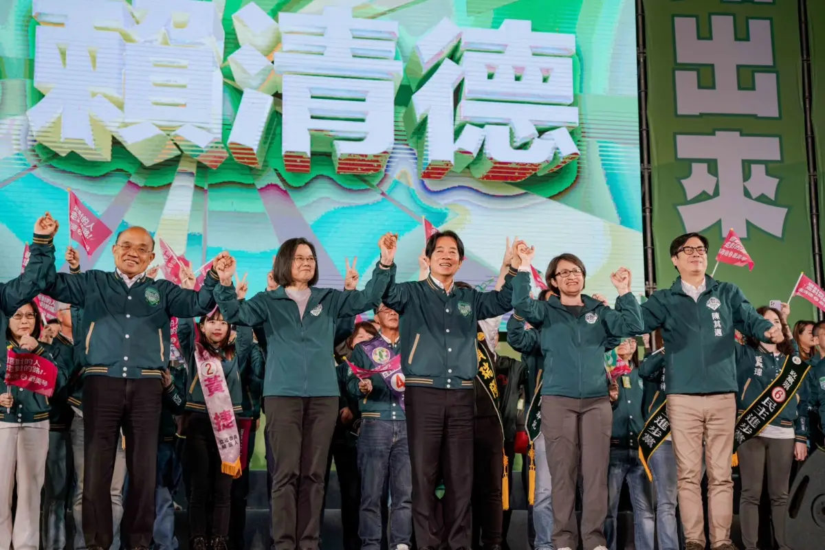 ▲蔡英文、陳其邁、賴清德、蘇貞昌、蕭美琴7日晚間齊聚高雄輔選。（圖／賴競辦提供）