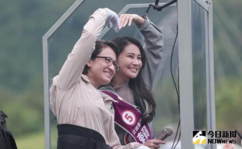 ▲民進黨副總統候選人蕭美琴（左）陪同新北市立委第十二選區候選人賴品妤（右）一早從汐止開始車掃，力拼選戰最後一週。（圖／記者葉政勳攝 , 2024.01.08）