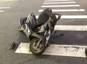 8日清晨,台中69歲賴姓女子,駕駛賓士車行經文心路口時,從快車道切出違規右轉,與直行的羅姓機車騎士發生碰撞,羅男連人帶車重摔在地,全身多處擦挫傷,所幸送醫救治無生命危險。(圖/翻攝畫面) ▲8日清晨,台中69歲賴姓女子,駕駛賓士車行經文心路口時,從快車道切出違規右轉,與直行的羅姓機車騎士發生碰撞,羅男連人帶車重摔在地,全身多處擦挫傷,所幸送醫救治無生命危險。(圖/翻攝畫面)