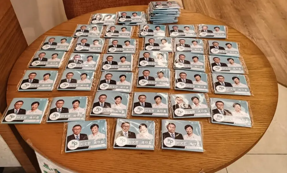 ▲日前發生候選人競選小物發放洗衣球，造成長者當成糖果誤食事件。就有網友發起競選小物評比討論，不少人一面倒推薦菜瓜布、垃圾袋，是選舉期間收到最好的競選小物。（圖／翻攝臉書）