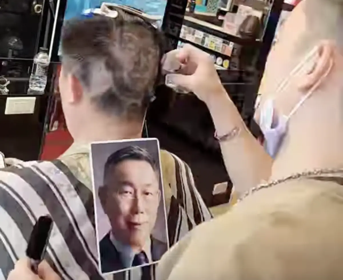 ▲民眾特地找髮型師在後腦勺剃出柯文哲的肖像，彰化選委會提醒，該髮型若在投票日當天亮相，恐違反《選罷法》規定 。（圖／翻攝自臉書社團「爆廢1公社」）
