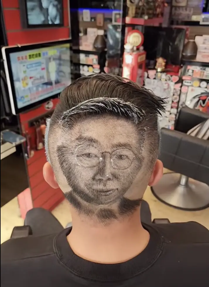 ▲柯文哲的五官特徵、標誌斯文眼鏡，甚至是略顯灰白的髮型，都還原度爆表地顯現在顧客的後腦杓上。（圖／翻攝自臉書社團「爆廢1公社」）