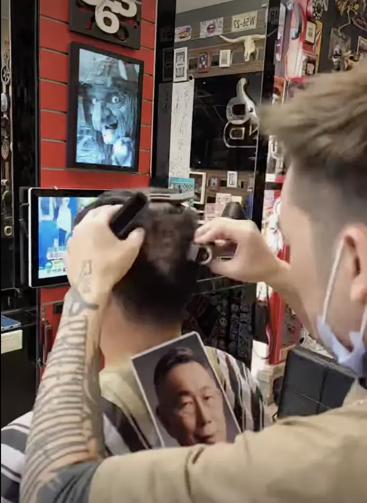 ▲髮型師按照顧客需求，替對方做出「專屬柯文哲髮型」。（圖／翻攝自臉書社團「爆廢1公社」）