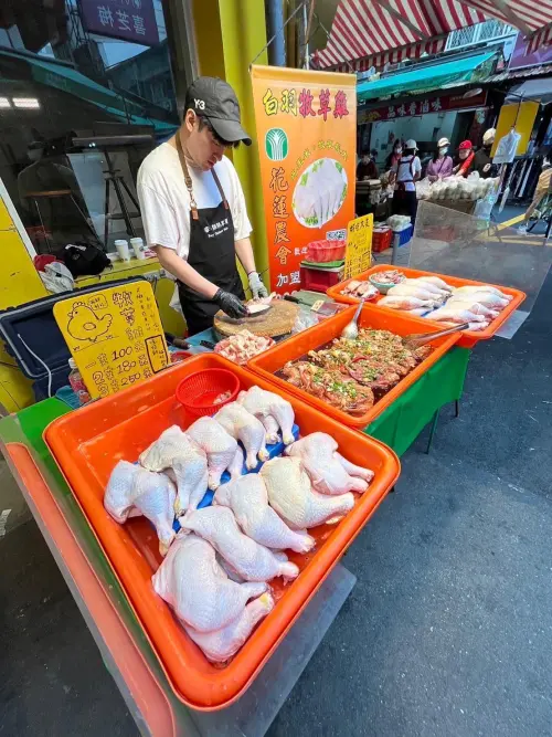 ▲沈建宏在市場擺攤賣雞肉被大幅報導，他發文感謝菜市場裡收到的溫暖。（圖／沈建宏臉書）