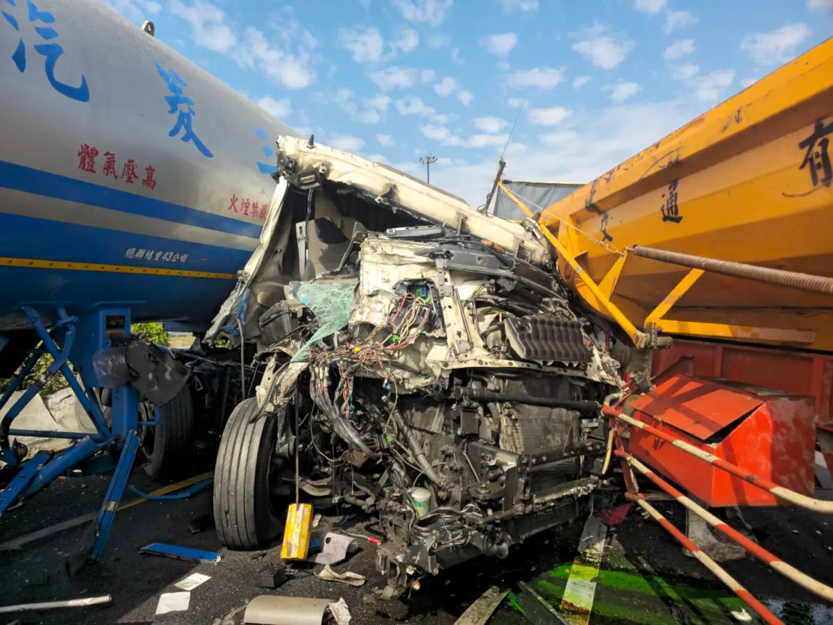 ▲8日上午，國道1號北上315.7公里處，發生一起交通事故，一台砂石車與油罐車發生碰撞，油罐車駕駛受困車內，詳細車禍原因還有待釐清。（圖／翻攝台南道路救援（張家班））