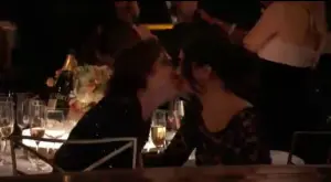 ▲「甜茶」提摩西夏勒梅（左）在金球獎頒獎典禮上，熱吻女友凱莉珍娜。（圖／Golden Globe Awards X）