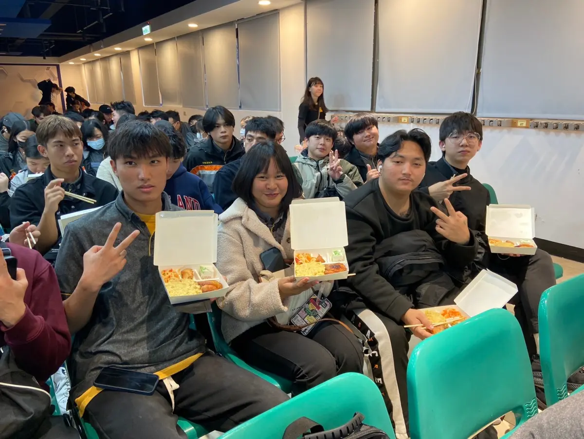 ▲莊敬高職就學外籍生們品嚐家鄉美食。（圖／移民署提供）