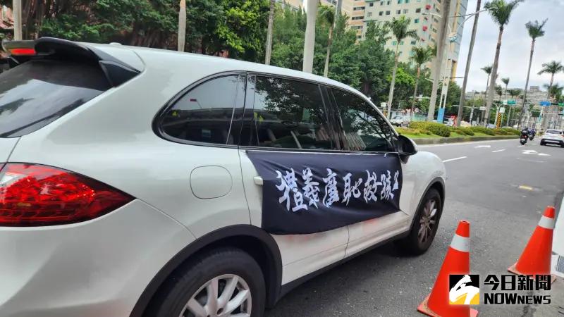 ▲學界今（8）日下午號召民眾在車上貼「禮義廉恥」，並開車繞行教育部，呼籲重修108課綱。（圖／記者李琦瑋攝，2024.01.08）