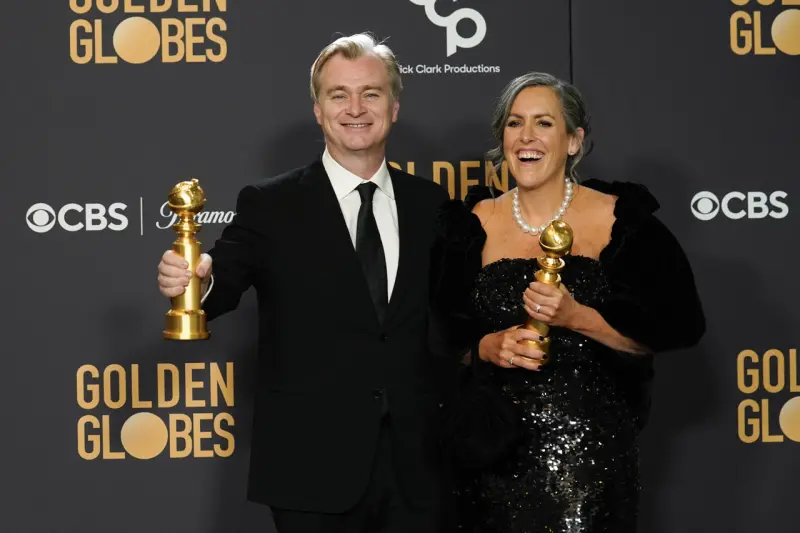 ▲克里斯多夫諾蘭（左）執導《奧本海默》，成為金球獎電影類獲獎最大贏家，右為諾蘭妻子、監製艾瑪湯瑪斯。（圖／美聯社／達志影像）