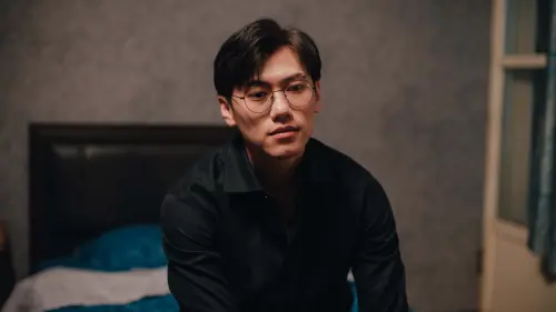 ▲《關於未知的我們》邱宇辰首次挑戰演出BL劇,角色充滿暗黑悲傷超虐心。(圖/結果娛樂提供) ▲《關於未知的我們》邱宇辰首次挑戰演出BL劇,角色充滿暗黑悲傷超虐心。(圖/結果娛樂提供)