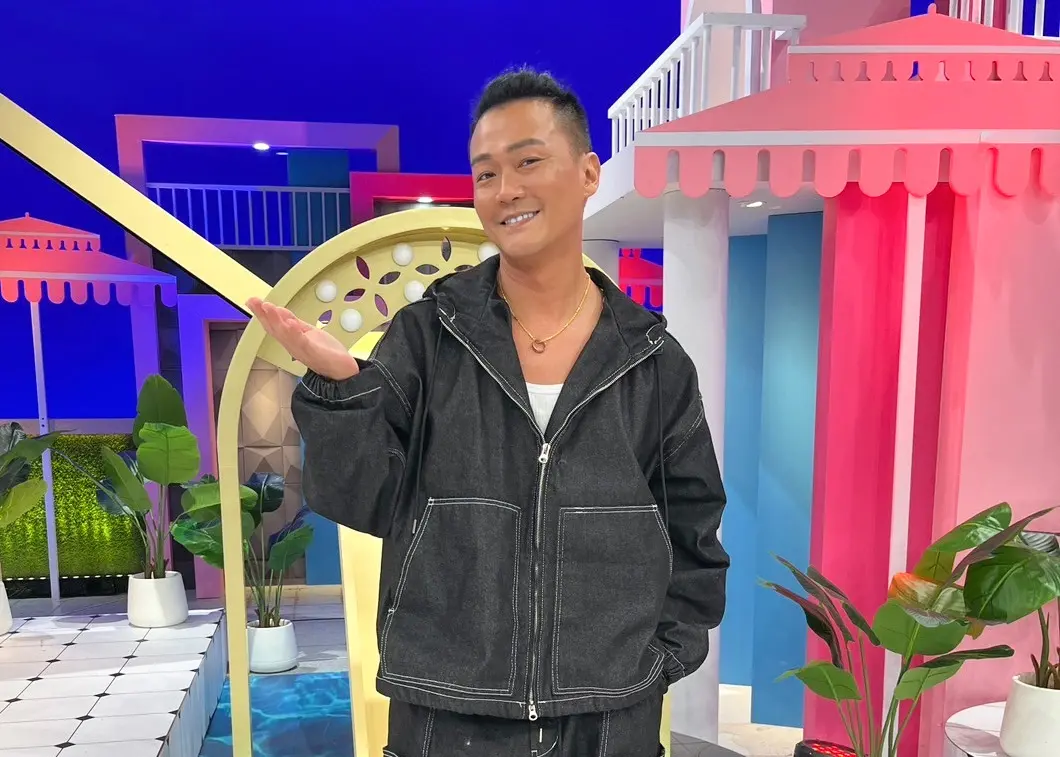 ▲林俊逸坦承某年跨年擔任壓軸的他，一上台竟然忘詞，只好瘋狂握手撐場面，結果隔天元旦發生悲劇。（圖／緯來綜合台提供）