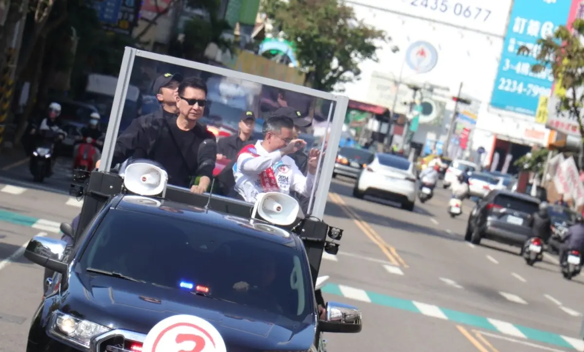 ▲國民黨副總統候選人趙少康今陪台中市立委候選人黃健豪掃街。（圖／黃健豪競總提供，2024.01.08）