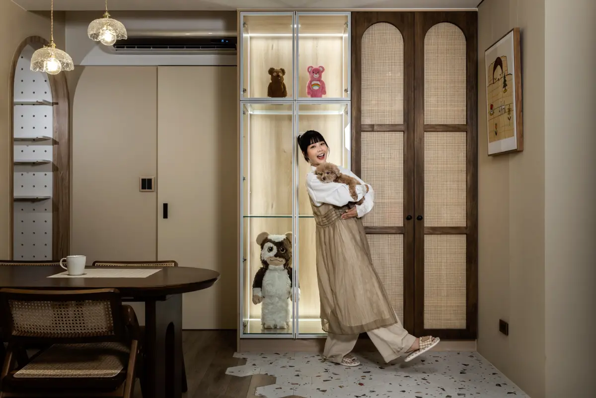 ▲優渥設計以甜美奶油風打造籃籃新居，選用低甲醛綠建材的優渥系統櫃，讓一人二貓一狗住的安心、健康。（圖／品牌提供）