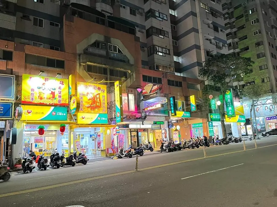 ▲有民眾在台中一處街頭上目睹，同一條街不到50公尺的距離內就狂開了4間彩券行，畫面曝光也立刻引發熱議。（圖／取自《爆廢1公社》）
