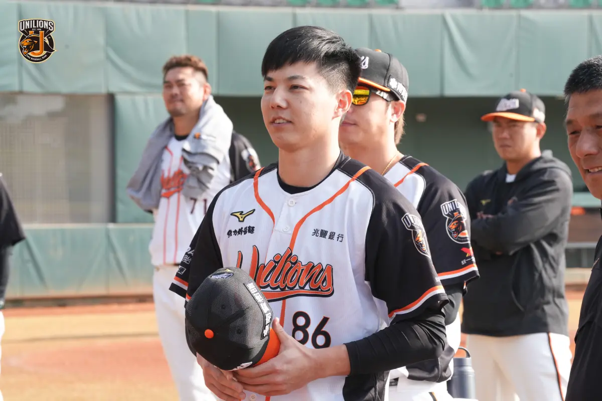 ▲統一獅春訓開始，新同學郭俊麟也報到，並穿上橘黑球衣。（圖／統一獅提供）