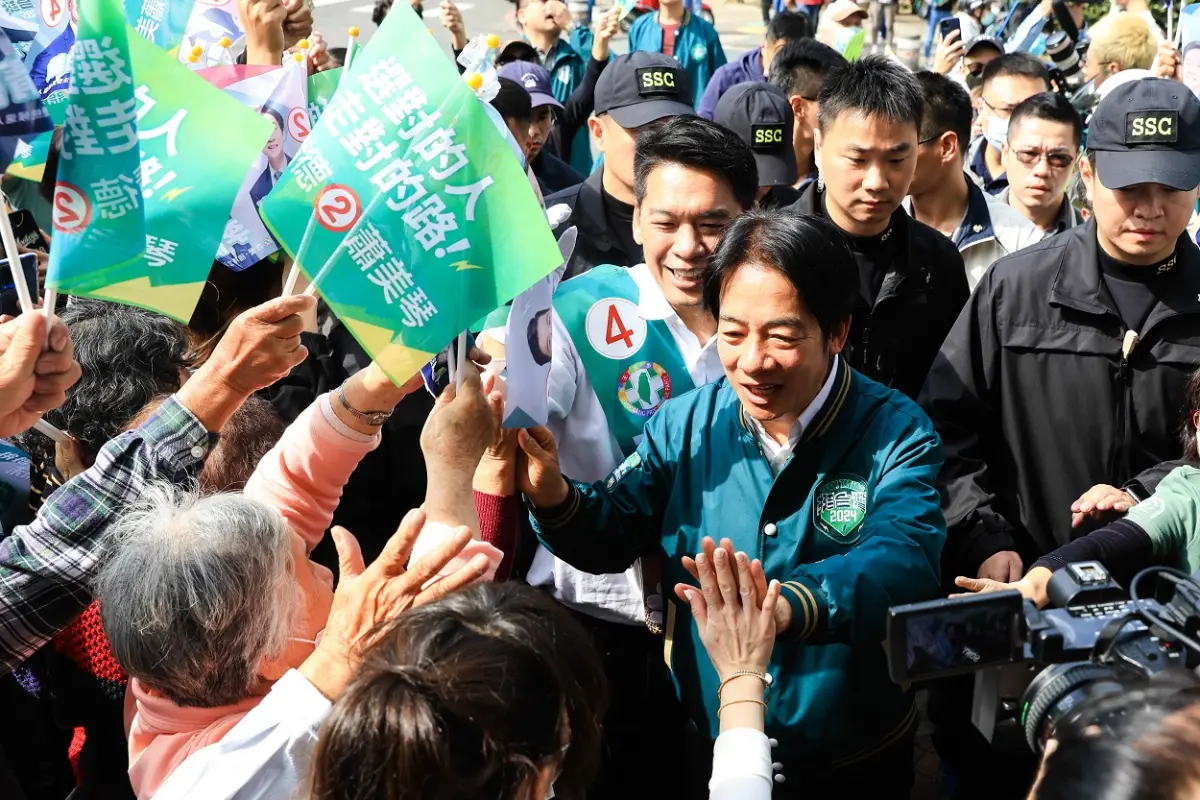 ▲賴清德與李柏毅今天一起掃街，向民眾揮手致意、全力催票！（圖／立委候選人李柏毅競辦提供）