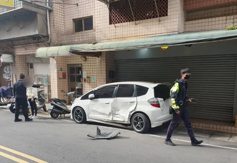 ▲詐騙集團車手駕車衝撞巡佐的私車、偵防車與民眾的轎車後逃逸。圖為民眾車輛。（圖／翻攝畫面）