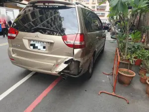 ▲巡佐私人車遭撞擊。（圖／翻攝畫面）