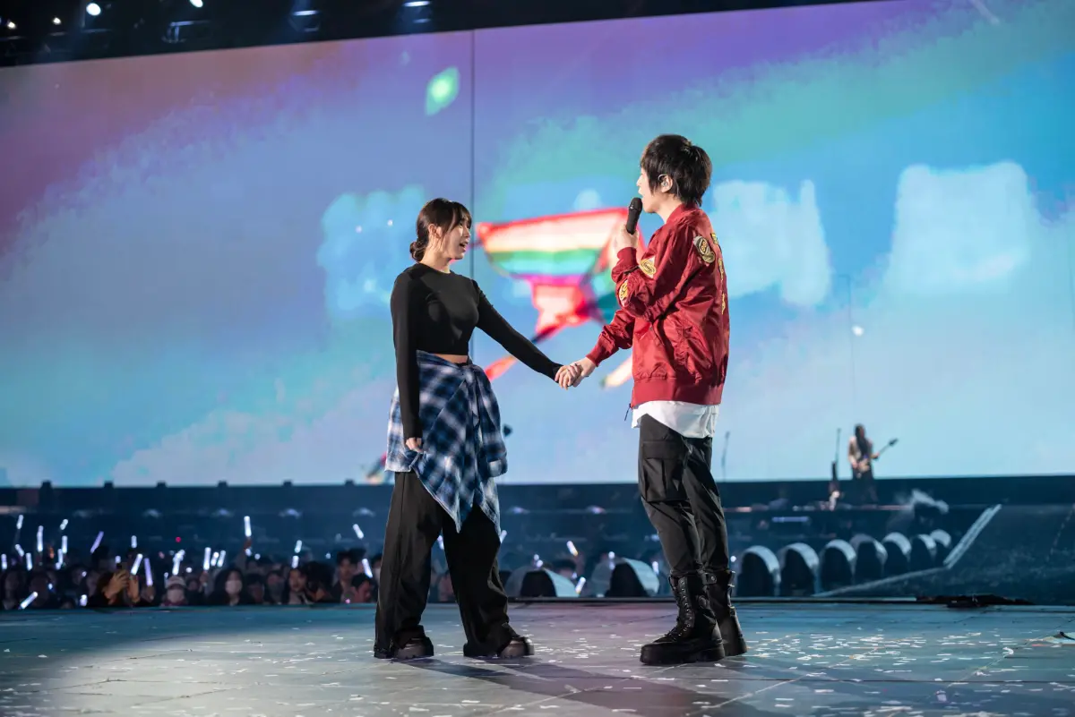 ▲阿信（右）牽起「小玫瑰」劉芯妤的手合唱，讓全場粉絲都感動了。（圖／相信音樂提供）