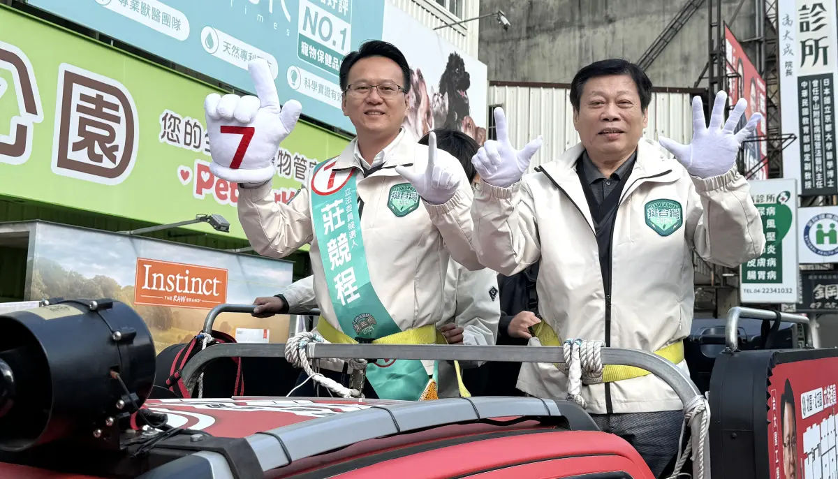 ▲知名法醫高大成陪同民進黨立委莊競程車掃拜票，兩人主張「死刑該執行就執行」。（圖／莊競程競總提供，2024.01.08）