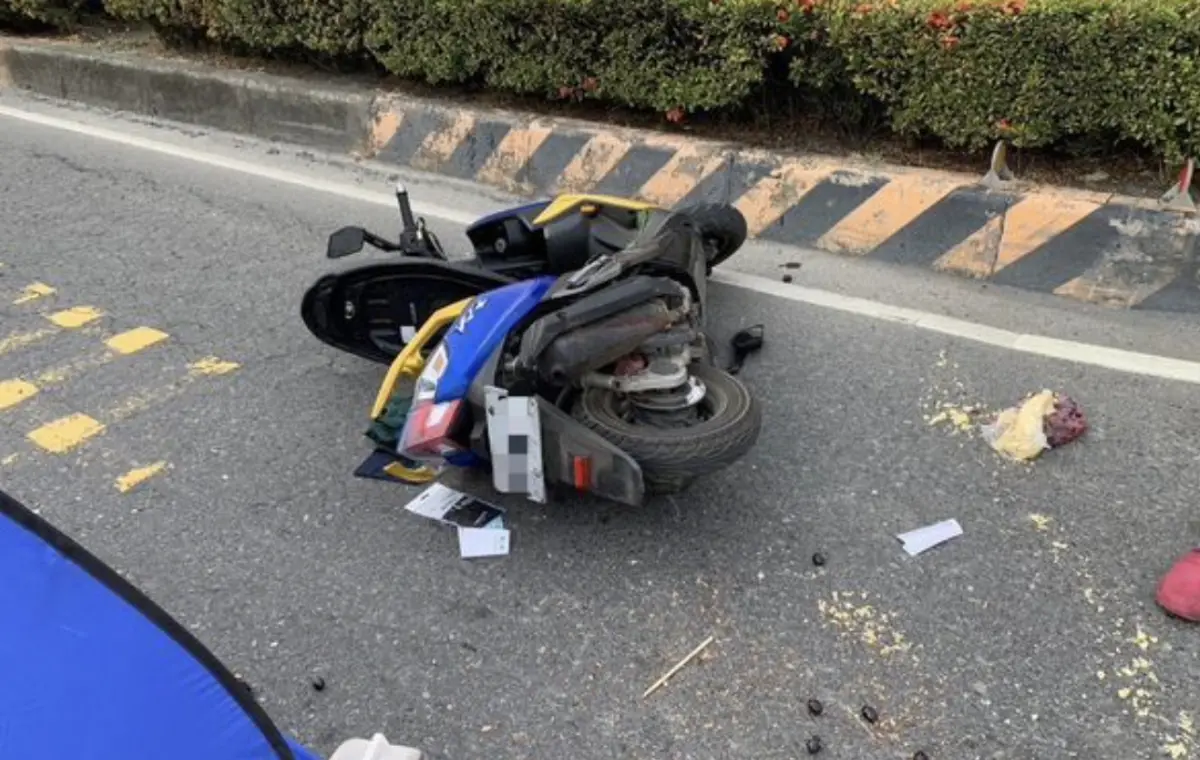 ▲高雄市林園區今（8）日一起死亡車禍，一部大貨車右轉時，與騎機車的68歲婦人發生擦撞，婦人當場摔車倒地，滾進大貨車車底，消防局獲報後派遣人車前往救援，不過警消趕抵現場後發現婦人已明顯死亡。（圖／翻攝畫面）