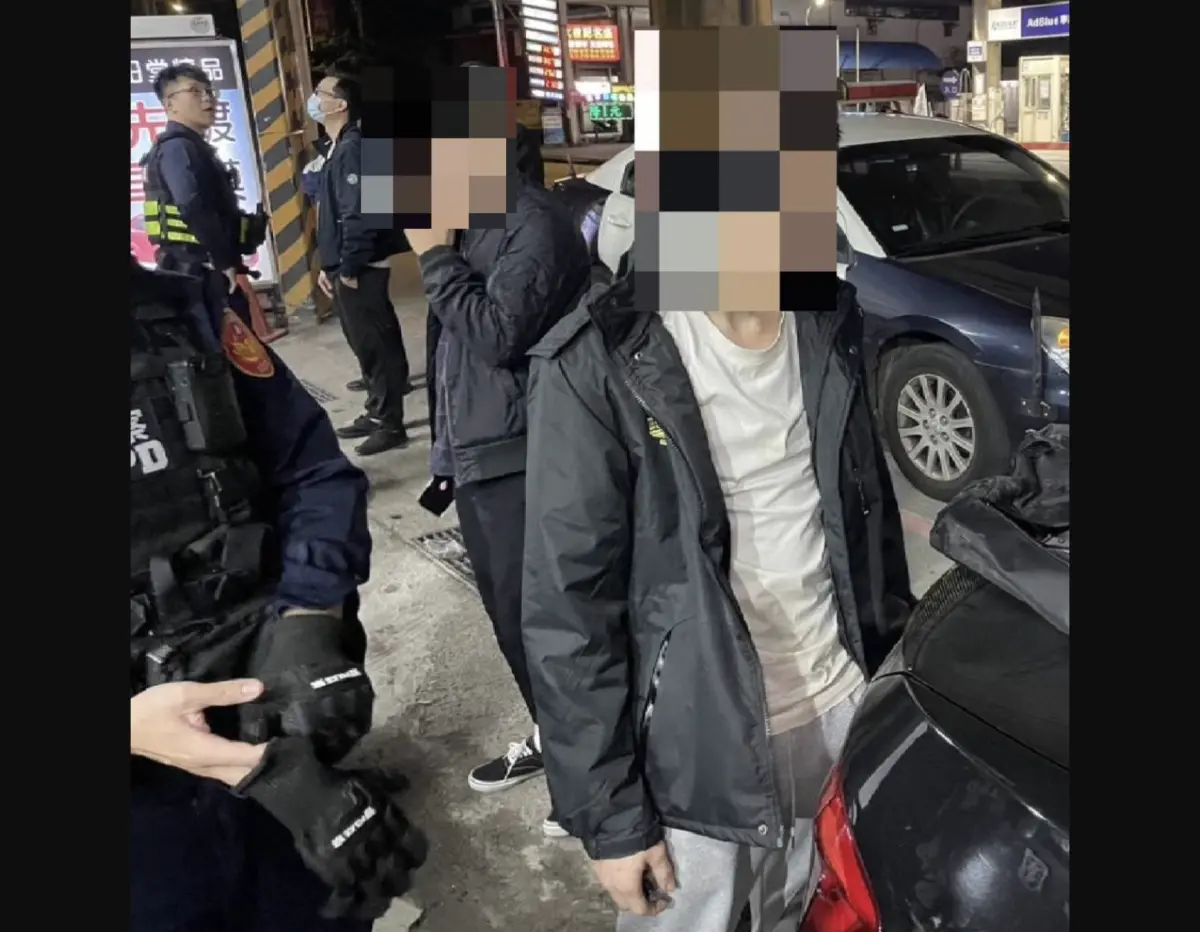 ▲今天一名男子疑因債務糾紛，跑到五股區民義路一段一處公寓前，對空鳴槍後駕車逃逸。（圖／翻攝畫面）