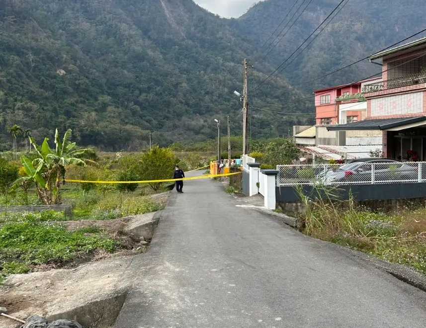 ▲今（8）日12時許，錢姓父子因故發生爭執，在場的錢姓友人勸架，卻遭反遭其兒子割喉，錢男受傷後仍硬撐騎車跑到3百公尺外的中原派出所求救，但抵達時倒臥門口，傷重不治。（圖／翻攝畫面）