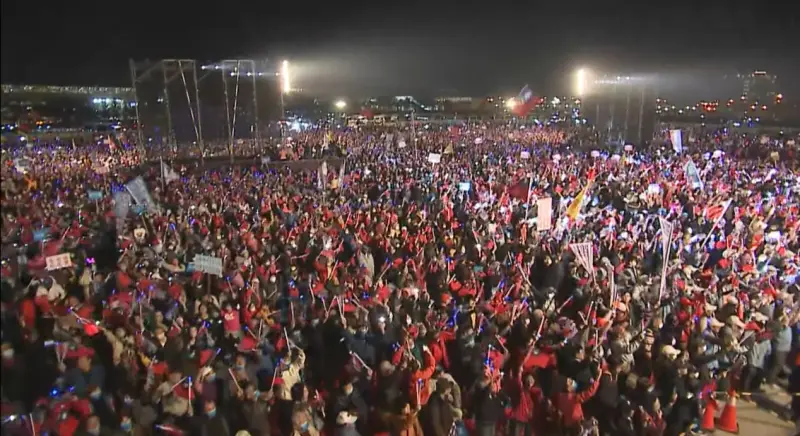 ▲國民黨今晚在烏日區的大型造勢晚會,主辦單位宣佈湧進10萬人。(圖/國民黨提供,2024.01.08)