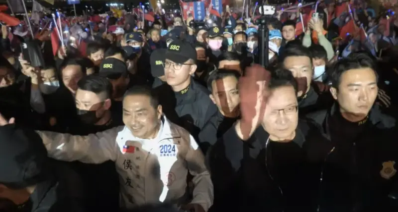 ▲國民黨今晚在烏日區的大型造勢晚會,侯友宜和趙少康一起大進場。(圖/國民黨提供,2024.01.08)