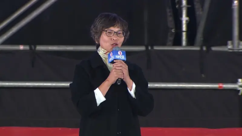 ▲蔡壁如演講時拿著侯康配麥克風,感謝國民黨的支持。(圖/國民黨提供,2024.01.08)