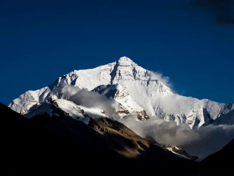 ▲珠穆朗瑪峰（Mt. Everest.）是許多登山者心中的聖地，但登頂的路上也是危機四伏，「彩虹谷」成為許多攀登者的葬身之處。（圖／美聯社／達志影像）