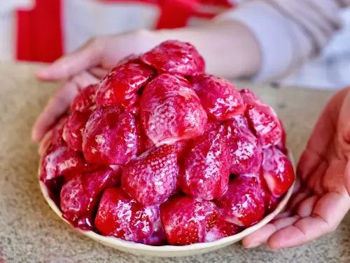 台南「冰鄉」草莓冰開賣即售罄！早上6點排隊：大顆到以為紅龜粿
