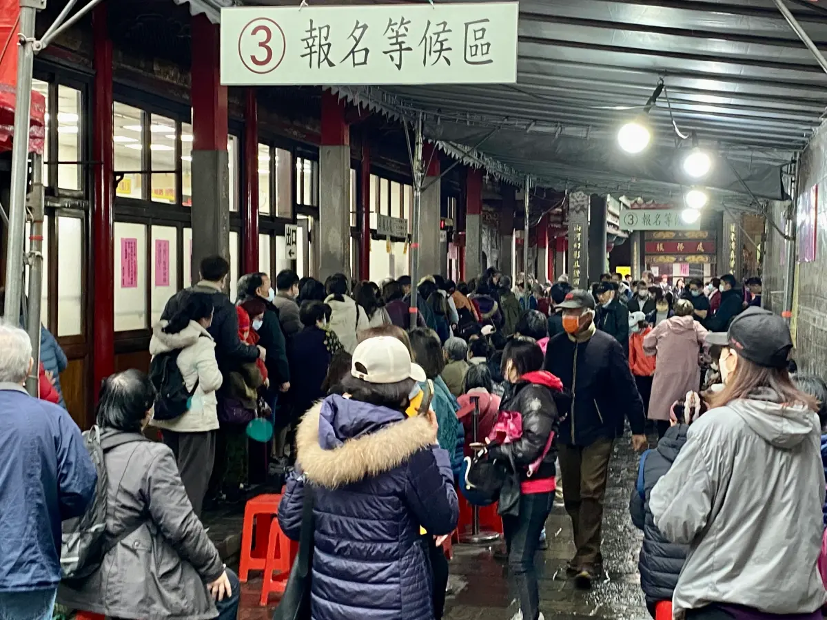 ▲往年新年龍山寺的點燈儀式總吸引大批人潮，今天是活動第二天，一大清早現場就湧現人潮。（圖／記者葉盛耀攝）