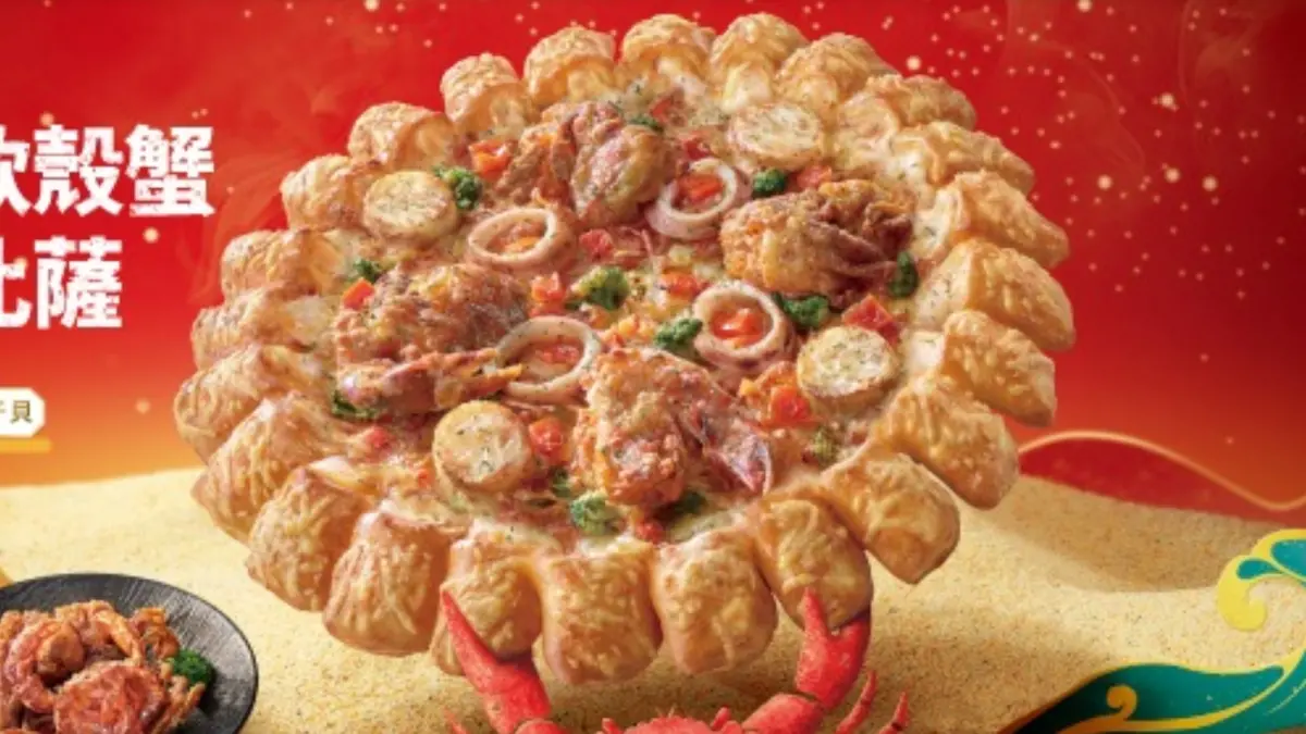 ▲2024新年開運，必勝客帶來與欣葉小聚史上最神聯名，最吸金的「金皇軟殼蟹干貝披薩」在家開運，吸引萬名網友熱情按讚，瘋猜是「媽祖顯靈」、「舞甲舞bobee」。（圖／翻攝自必勝客FB）