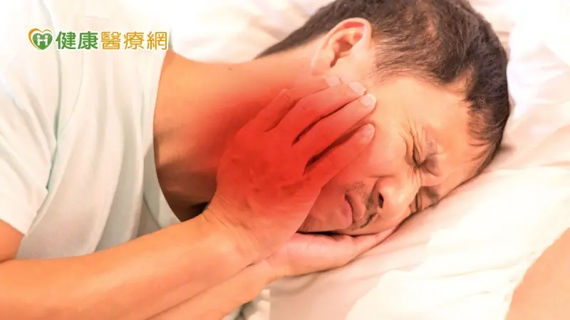 ▲老翁全口牙齦腫脹疑腫瘤　竟是「牙周病」惹禍