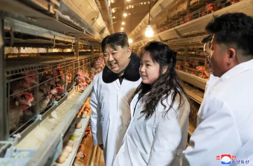 ▲北韓領導人金正恩與女兒金主愛視察養雞場。（圖／美聯社／達志影像）